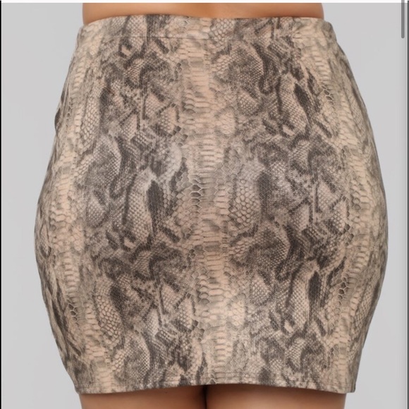 Fashion nova snake print skirt - Picture 2 of 3